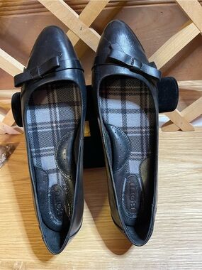NIB Born Leather Upper Ballet Flat Handcrafted Construction Leather Bow